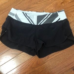 black lululemon shorts